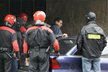 Agentes de la Ertzaintza clausuran, ayer, la sede de Batasuna en Bilbao.