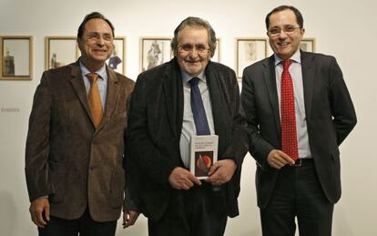 De izquierda a derecha, Vicent Soler, Emili Tortosa y Juan Luis Gand&iacute;a, antes de la presentaci&oacute;n del libro.