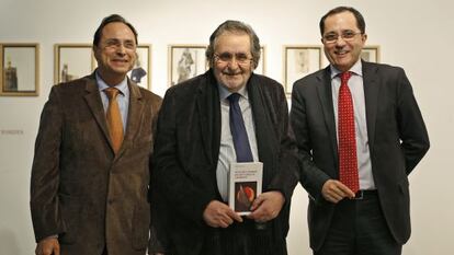 De izquierda a derecha, Vicent Soler, Emili Tortosa y Juan Luis Gand&iacute;a, antes de la presentaci&oacute;n del libro.