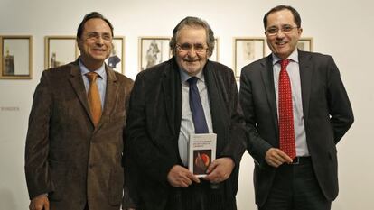 De izquierda a derecha, Vicent Soler, Emili Tortosa y Juan Luis Gandía, antes de la presentación del libro.