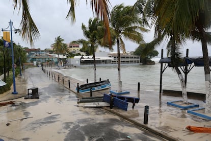 El mar arrojó objetos a la costa en Oistens (Barbados).