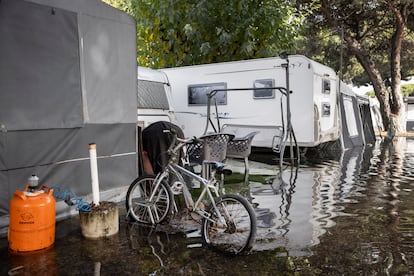 En la imagen un camping parcialmente inundado en Castelldefels.  Foto: Massimiliano Minocri