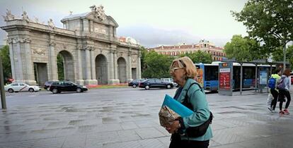 Manuela Carmena se dirige al Consistorio en su primer día como regidora.