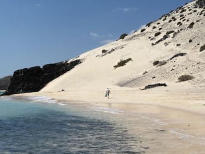 Con marea alta, la playa de Sotavento de Jandía, en Fuerteventura, se fragmenta en varios trozos. Cuando baja el agua, se convierte en un arenal ininterrumpido de 28 kilómetros.