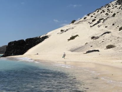 Con marea alta, la playa de Sotavento de Jand&iacute;a, en Fuerteventura, se fragmenta en varios trozos. Cuando baja el agua, se convierte en un arenal ininterrumpido de 28 kil&oacute;metros.