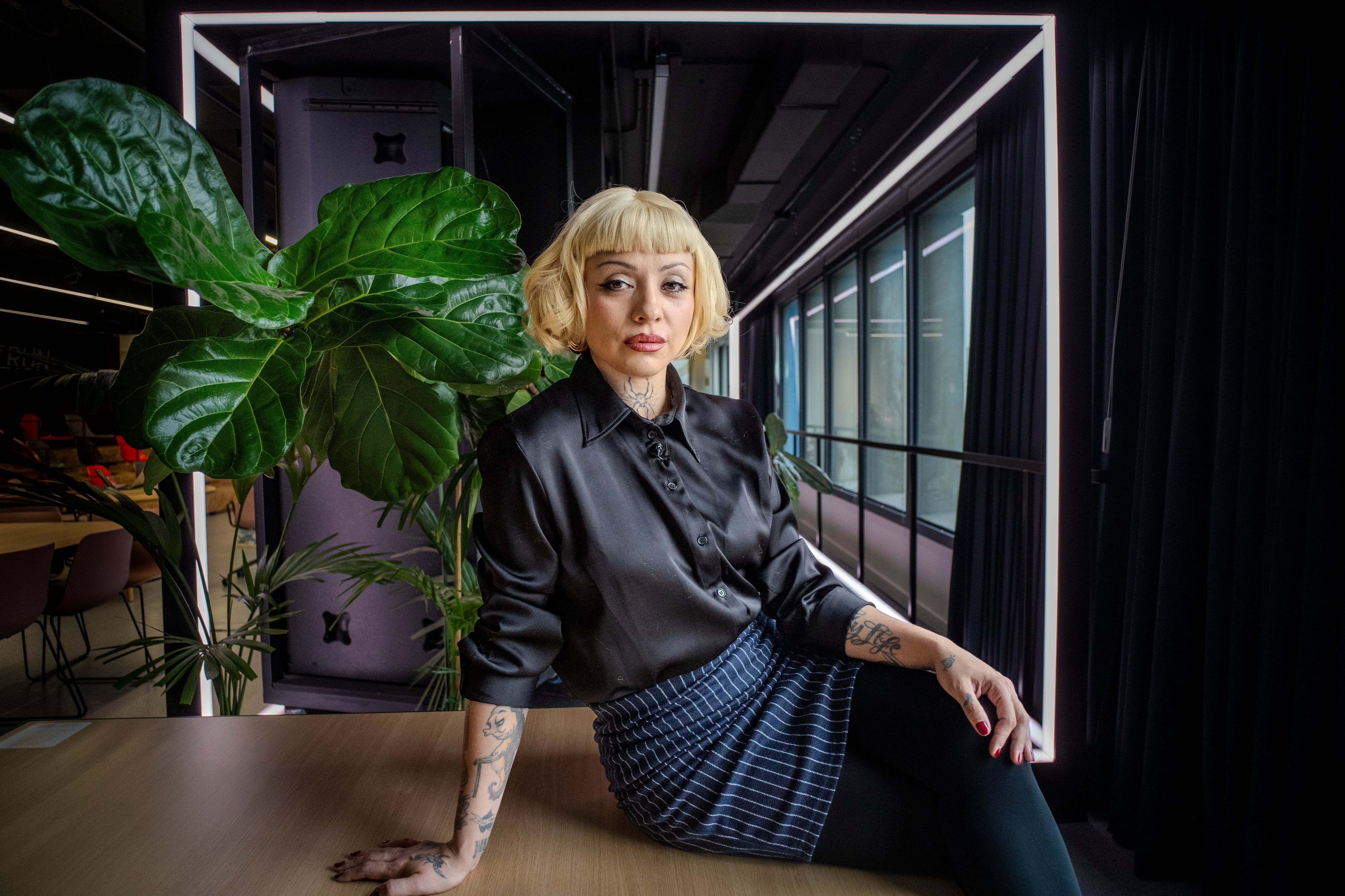 Mon Laferte intentando dar color a la sede de su discográfica, Sony, un día gris en Madrid.