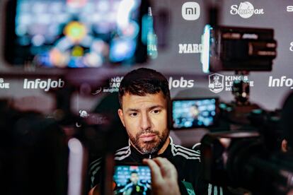 Kun Agüero atiende a los medios de comunicación al finalizar el partido que su equipo ha disputado contra el Pio Fc.