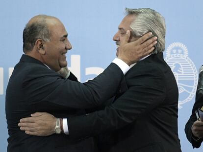 El presidente Alberto Fernández abraza a su nuevo jefe de gabinete, Juan Manzur, en la Casa Rosada de Buenos Aires, el 20 de septiembre.