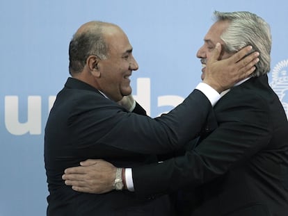 El presidente Alberto Fernández abraza a su nuevo jefe de gabinete, Juan Manzur, en la Casa Rosada de Buenos Aires, el 20 de septiembre.