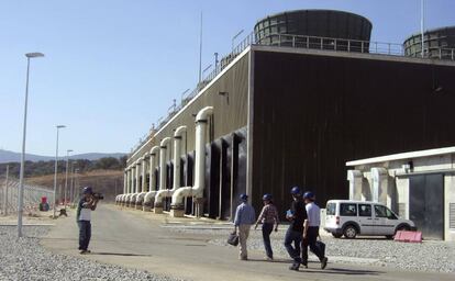 Varias personas junto a las torres de la Central Nuclear de Almaraz (CNA) en una imagen de archivo. 
