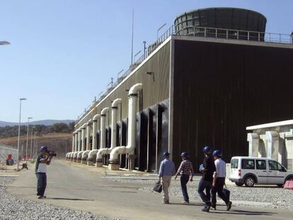 Varias personas junto a las torres de la Central Nuclear de Almaraz (CNA) en una imagen de archivo. 