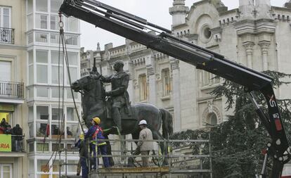 Retirada de la estatua ecuestre de Franco en la Plaza del Ayuntamiento de Santander.