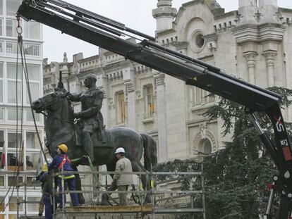 Retirada de la estatua ecuestre de Franco en la Plaza del Ayuntamiento de Santander.