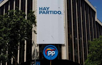 Cartel en la fachada de la sede madrileña del PP.