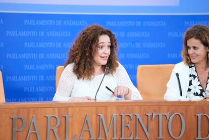 Inma Nieto junto a Esperanza Gómez, el miércoles en el Parlamento andaluz.