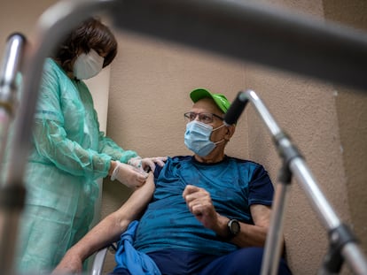 Una enfermera administra una dosis de la vacuna de Pfizer en una residencia de Leganés. (05-01-21)