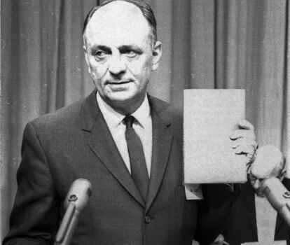 El Director General de Salud Pública Luther Terry con el estudio de 387 páginas sobre el tabaco y la salud en 1964.
