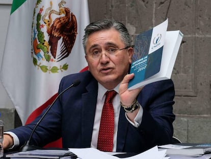Luis Raúl González, con el informe sobre derechos humanos.