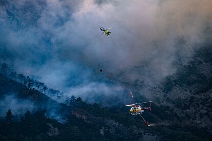 Vista general de un helicóptero durante el incendio en Peramola, Lleida