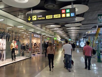 Área de tiendas en la terminal 4 del aeropuerto madrileño de Barajas.