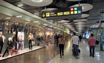 Área de tiendas en la terminal 4 del aeropuerto madrileño de Barajas.
