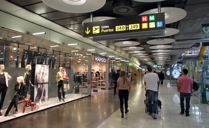 Área de tiendas en la terminal 4 del aeropuerto madrileño de Barajas.