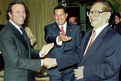 El cantante español Julio Iglesias, el presidente de Venezuela Hugo Chávez y el presidente chino Jiang Zemin coincidieron el pasado martes en Caracas.