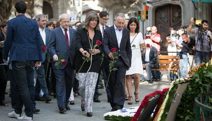 Núria Marín, alcaldessa de l'Hospitalet, al centre, en l'ofrena floral a Rafael Casanova.