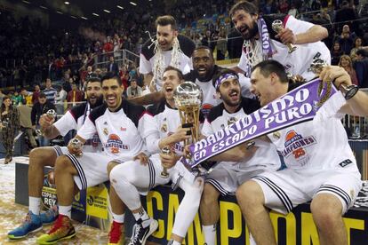 Los jugadores del Real Madrid posan con el trofeo tras vencer al Barcelona por 71-77 en la final disputada en el Gran Canaria Arena de Las Palmas. 