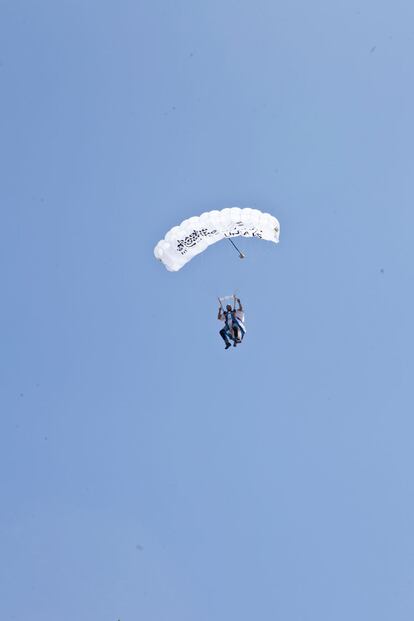 Parece un hombre que va planeando sobre el barrio de Salamanca...