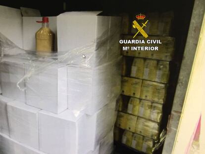 Imagen distribuida por la Guardia Civil del licor decomisado.