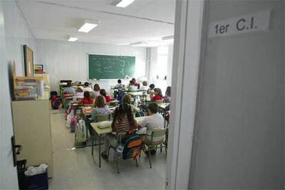 Varios alumnos asisten a clase en un colegio público de Girona.