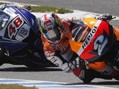Dani Pedrosa adelanta a Jorge Lorenzo, que finalmente fue tercero, al comienzo de la carrera de MotoGP.