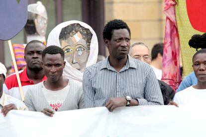 Un grupo de inmigrantes en una concentración en Bilbao.