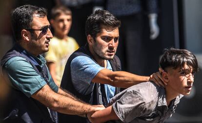 Dos policías detienen a un joven, este miércoles durante una protesta en Diyarbakir.