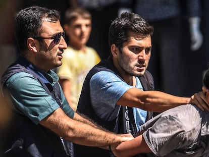 Dos policías detienen a un joven, este miércoles durante una protesta en Diyarbakir.