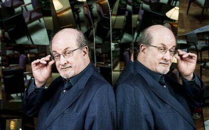 El novelista angloindio Salman Rushdie.