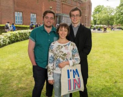 Los estudiantes Michael Cooper, Leila Scola y Kieren Brown en la Universidad de Southampton.