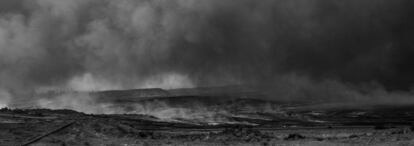 Vista general de un paisaje devastado por los ataques aéreos y cubierto de ceniza y aceite debido al incendio de pozos petroleros provocado por miembros del ISIS antes de su huida, el 10 de noviembre en Al Qayyarah.