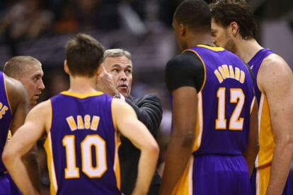 D'Antoni da instrucciones a Blake, Nash, Howard y Gasol, de los Lakers.