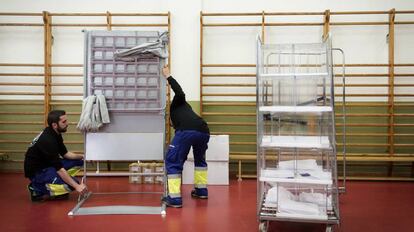 Preparativos en un colegio electoral de Barcelona para las elecciones de domingo.