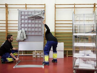 Preparativos en un colegio electoral de Barcelona para las elecciones de domingo.