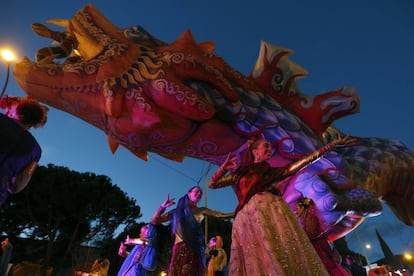 Bailarinas de Sueños de India seguidas del dragón Patacas, durante la cabalgata de los Reyes Magos por el Paseo de la Castellana de Madrid.