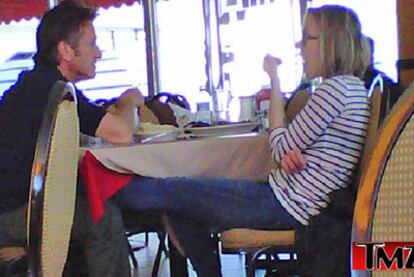 Sean Penn y Scarlett Johansson, en Los Ángeles.