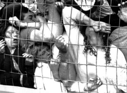 Seguidores aplastados contra las vallas en el estadio de Hillsborough el 15 de abril de 1989.