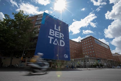 Cartel electoral de la candidatura de Isabel Díaz Ayuso en la esquina de la calle Diego de León con Conde de Peñalver, frente al hospital de La Princesa.