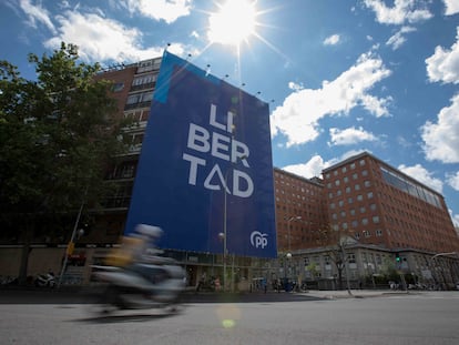 Cartel electoral de la candidatura de Isabel Díaz Ayuso en Madrid.