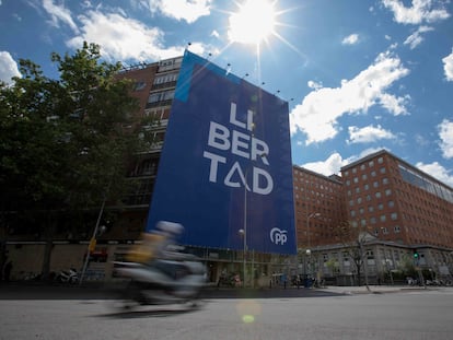 Cartel electoral de la candidatura de Isabel Díaz Ayuso en la esquina de la calle Diego de León con Conde de Peñalver, frente al hospital de La Princesa.