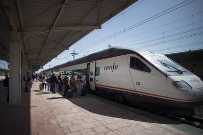 Varios usuarios suben a un tren en la estación de ferrocarril de Ciudad Real.