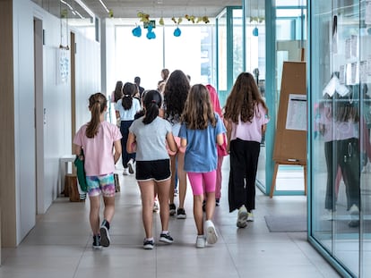 Alumnas en el colegio público Les Arts, en Valencia, el 2 de junio.